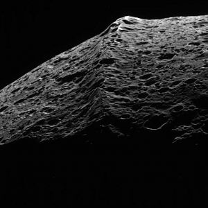Iapetus_equatorial_ridge