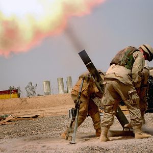 Soldiers_firing_a_M120_120mm_mortar_(Iraq)