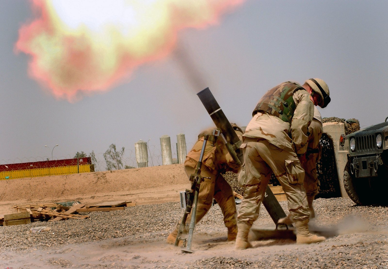 Soldiers_firing_a_M120_120mm_mortar_(Iraq)