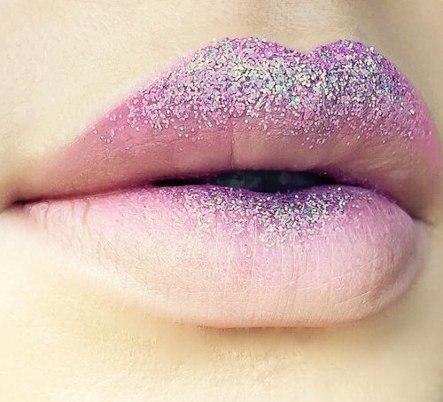 da686ec72112519595e4c58f11d6641a--sparkle-lips-glitter-lipstick.jpg