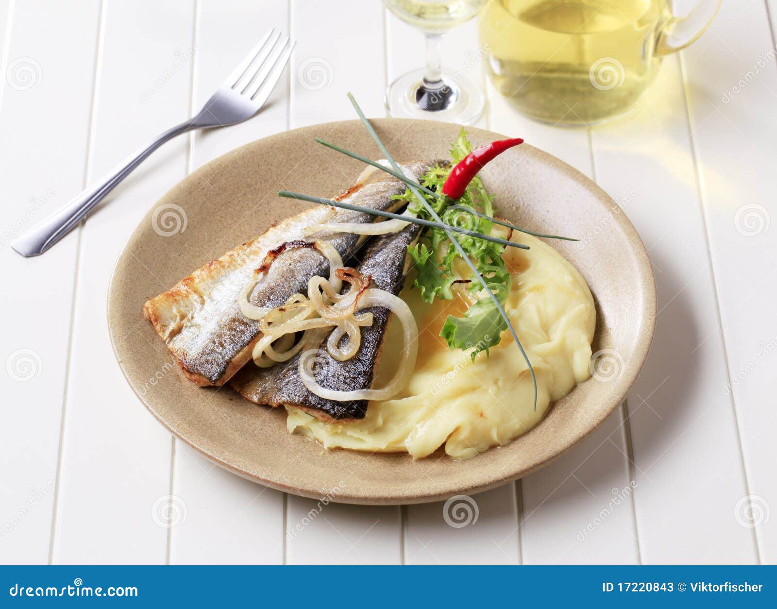 grilled-fish-mashed-potatoes-17220843.jpg