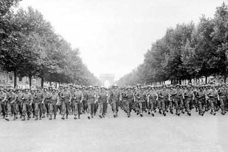 American-troops-march-down-the-Champs-Elysees.jpg