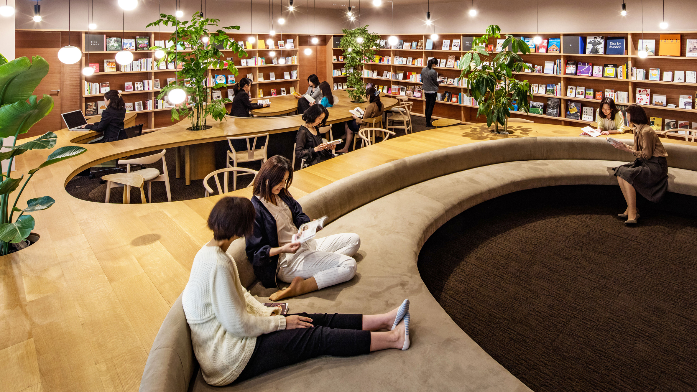 Library messages. Библиотека Японии читальный зал. Современная библиотека. Интерьер читального зала библиотеки. Интерьер современной библиотеки.