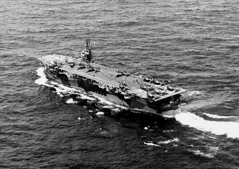 USS_Chenango_%28CVE-28%29_underway_1944.jpg