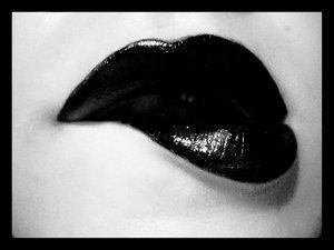 Black-Lips-lips-10433244-300-225.jpg