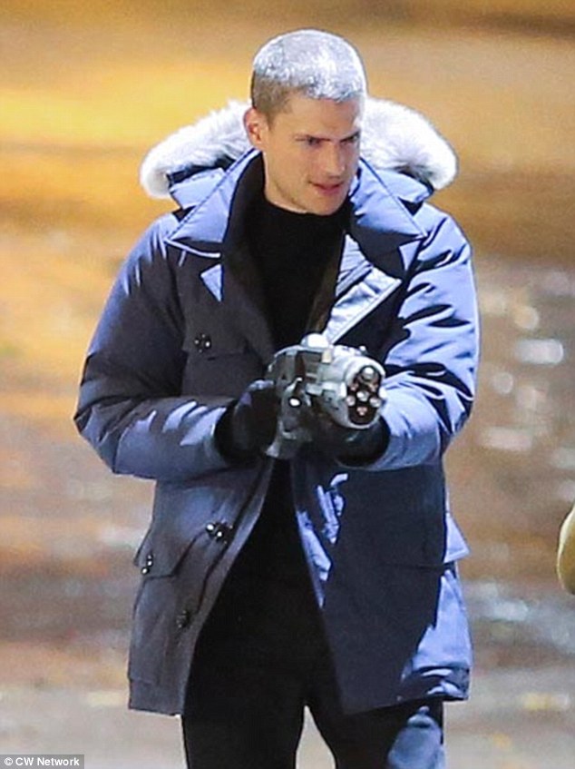 286E83B500000578-3072843-That_s_cold_Wentworth_Miller_is_shown_as_Captain_Cold_in_a_scene-a-8_1431048279502.jpg