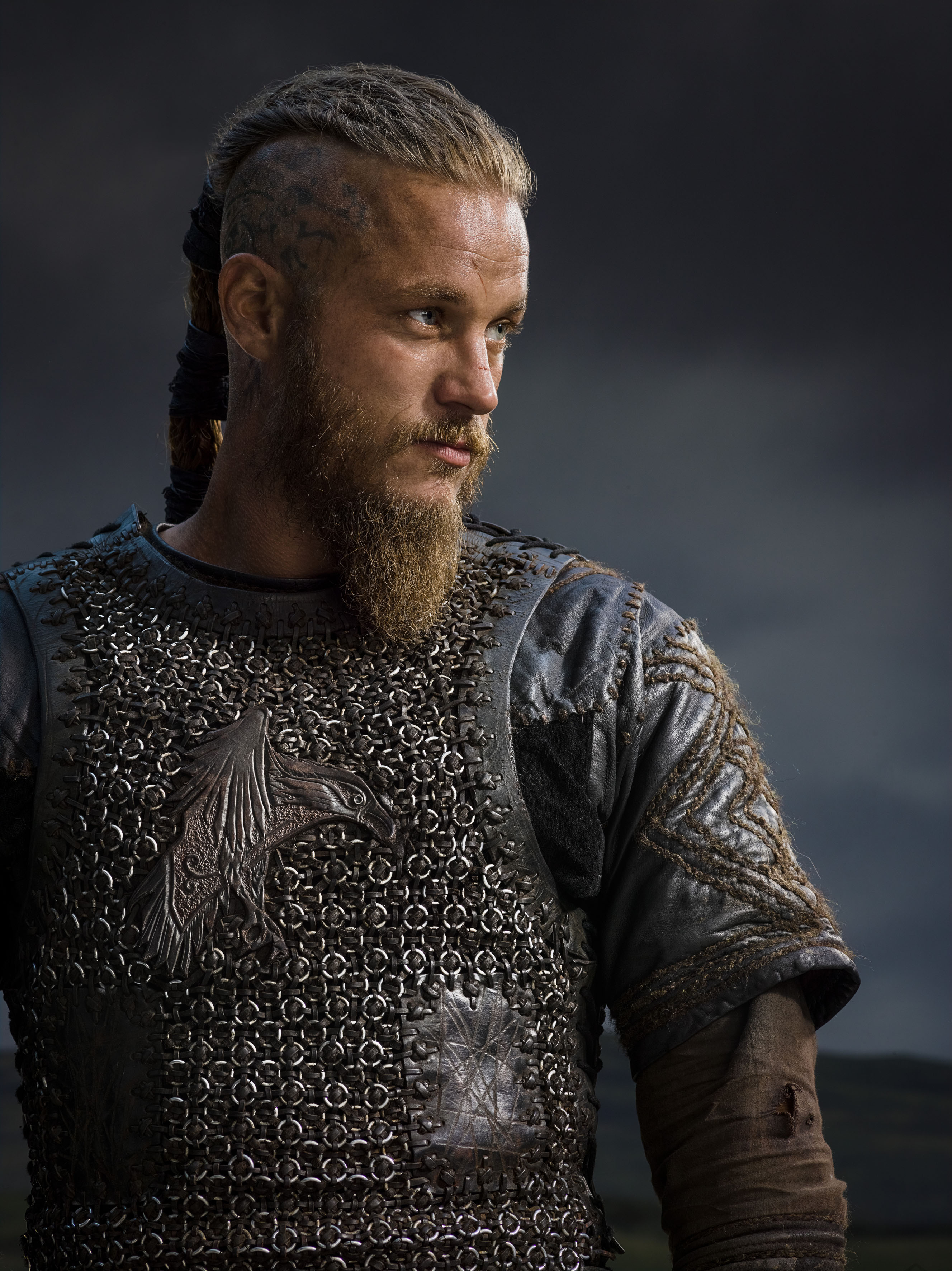 Vikings-Season-2-Ragnar-Lothbrok-official-picture-vikings-tv-series-37651123-2655-3543.jpg