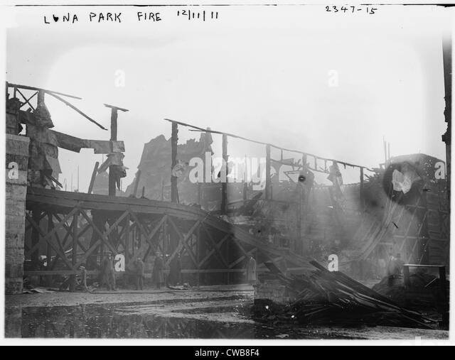 coney-island-remains-of-the-alahmbra-restaurant-destroyed-by-fire-cwb8f4.jpg