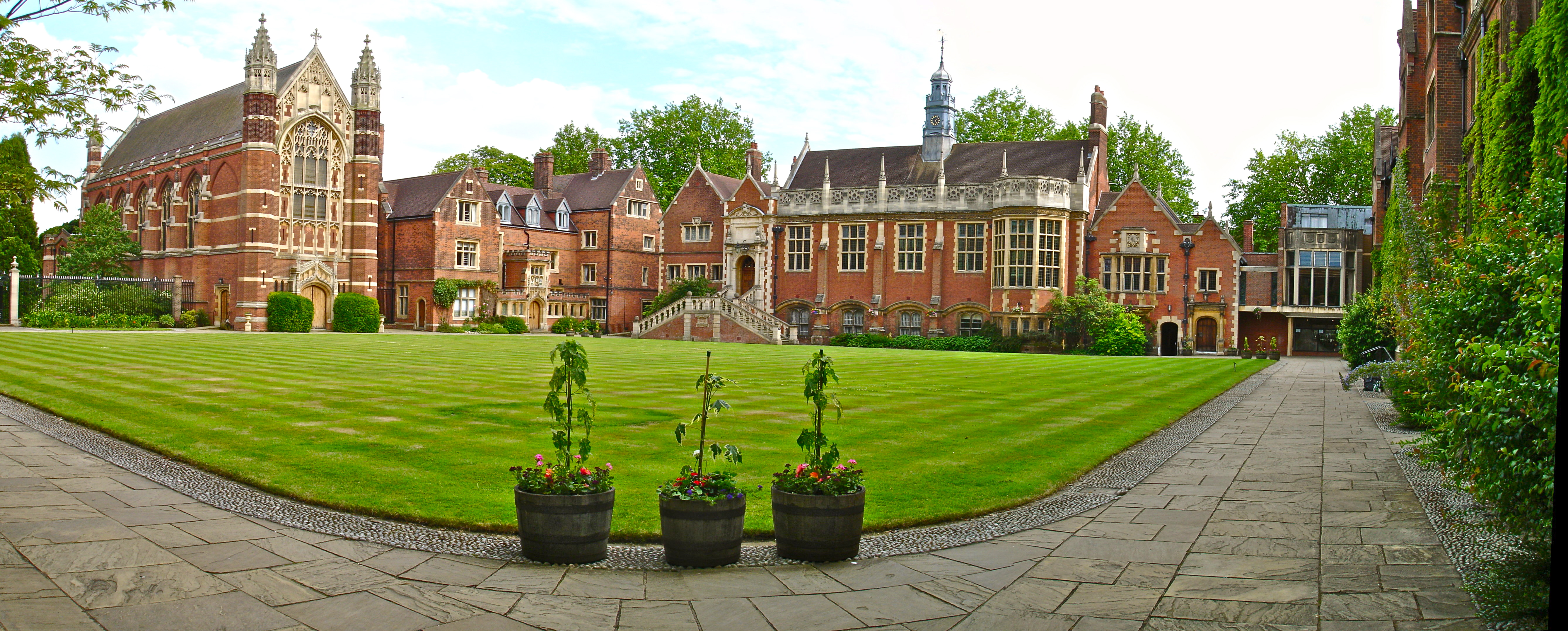 Selwyn_College_Old_Court_Panorama_from_North-West_corner.jpg