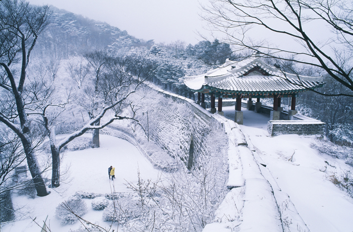 Snow-covered-Namhan-Sanseong-mountain-fortress.jpg