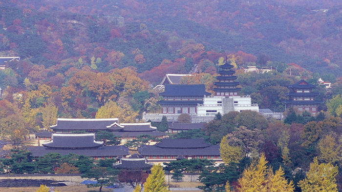 Korean-royal-palace-Gyeongbokgung-autumn.jpg