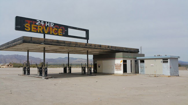 Abandoned-gas-station-in-Desert-Center-California-Ghost-Town-02.jpg