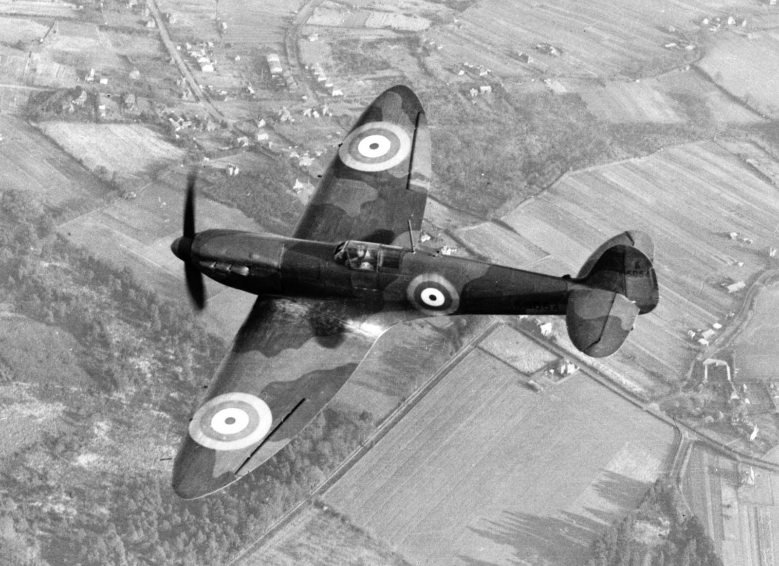 Supermarine-Spitfire-fighter-plane-Britain-World-War-1938.jpg
