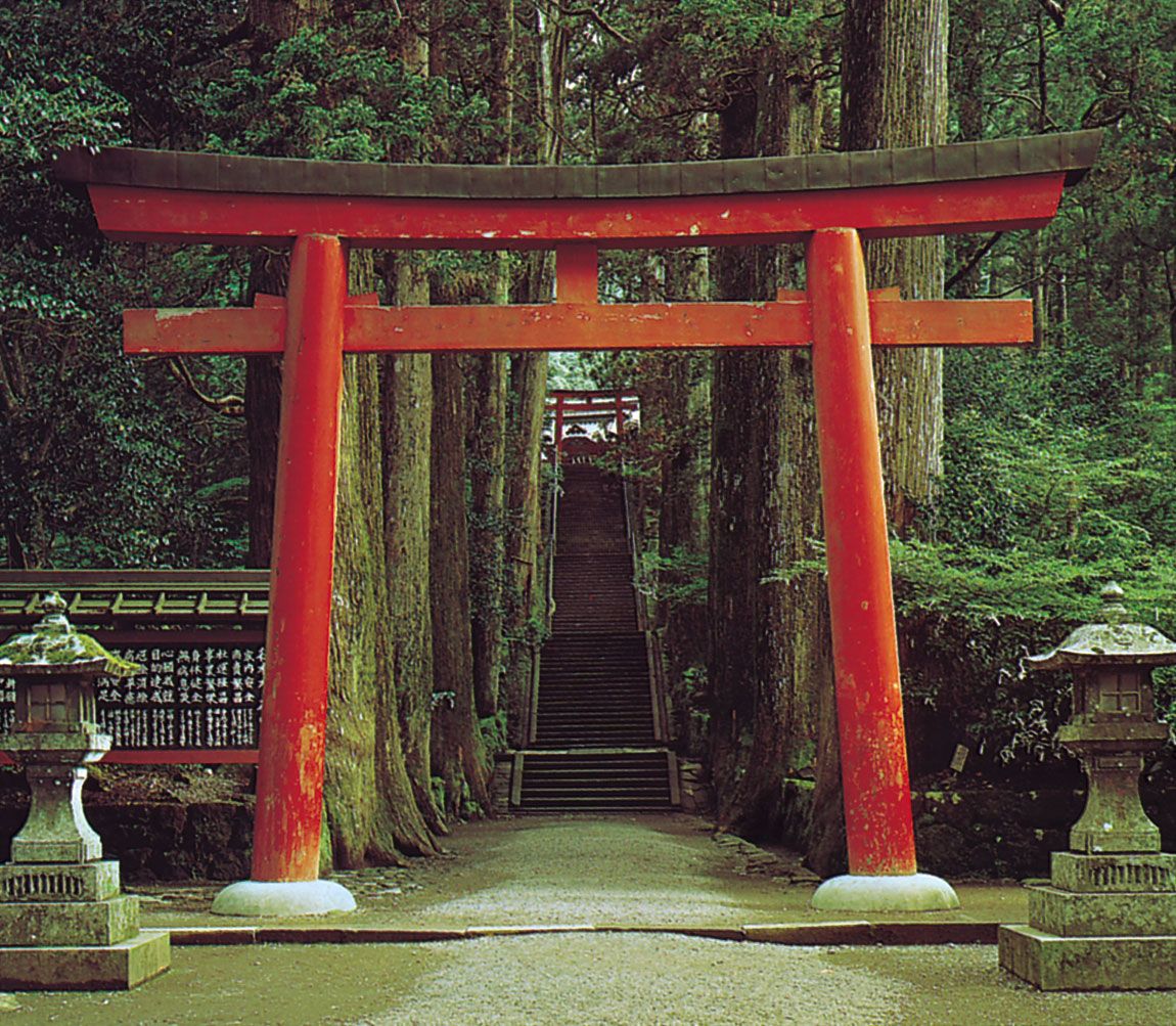 Torii-entrance-shrine-Shinto-Mount-Hakone-Honshu.jpg
