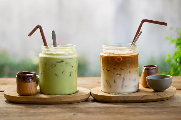 green-tea-and-iced-coffee-on-wood-table-picture-id523173338