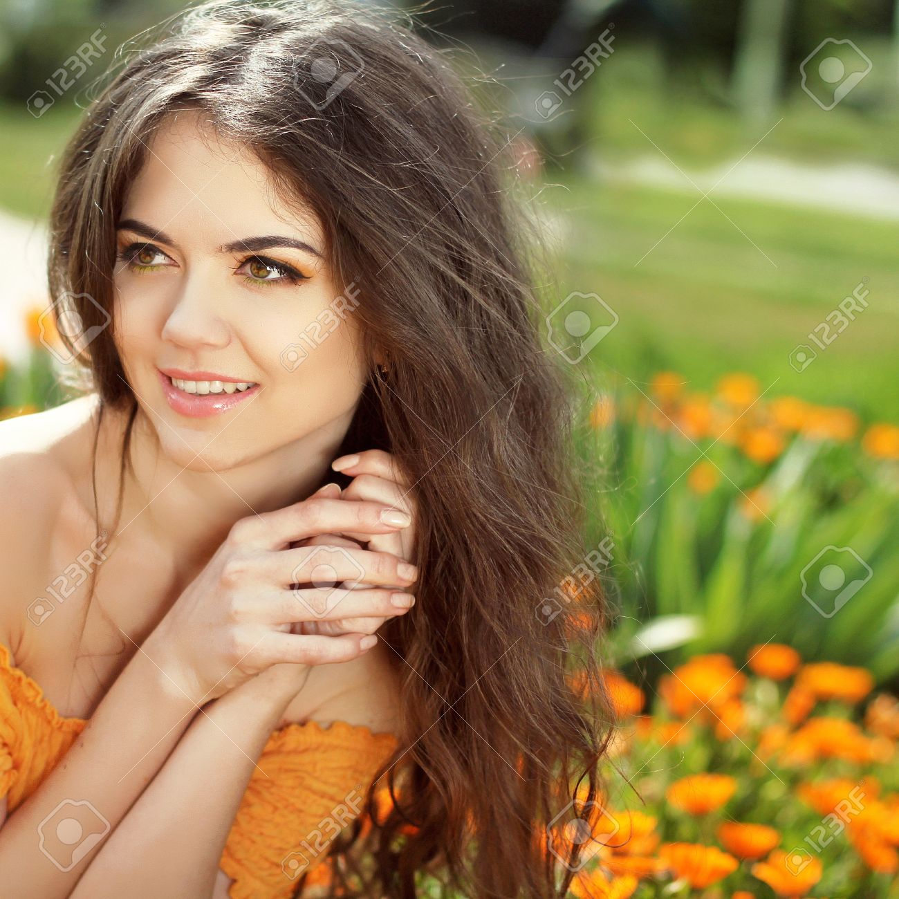 19606229-Happy-smiling-girl-Beautiful-Brunette-Girl-Healthy-Long-Hair-Beauty-Model-Woman-Hairstyle-Stock-Photo.jpg