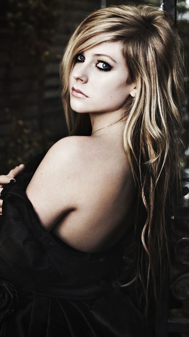 Avril-Lavigne-41_iphone_750x1334.jpg