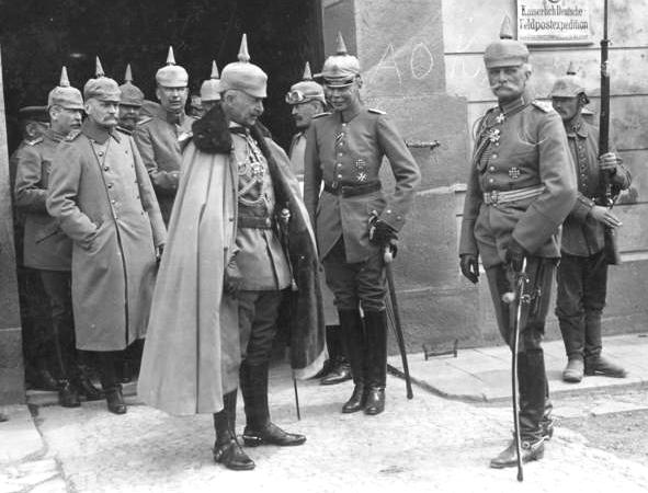 Bundesarchiv_Bild_183-R11105%2C_Kaiser_Wilhelm_II.%2C_August_v._Mackensen_crop.jpg