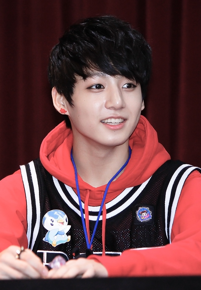 Jeon_Jung-kook_at_an_fansign_on_July_14,_2013.jpg
