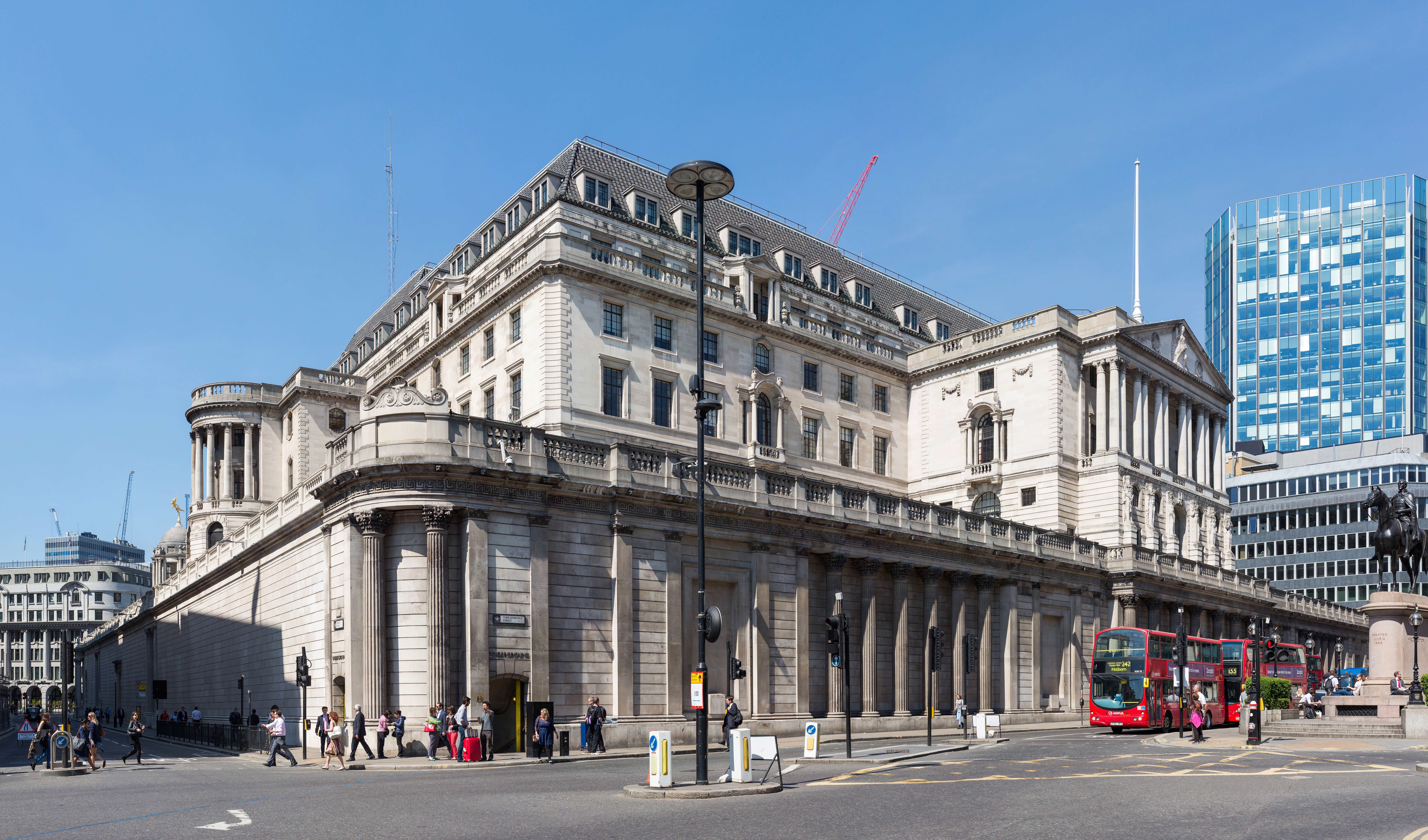 Bank_of_England_Building%2C_London%2C_UK_-_Diliff.jpg