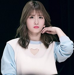 250px-Momo_Hirai_at_Twice_Sudden_Attack_Fan_Meeting_on_March_25%2C_2017_%282%29.jpg