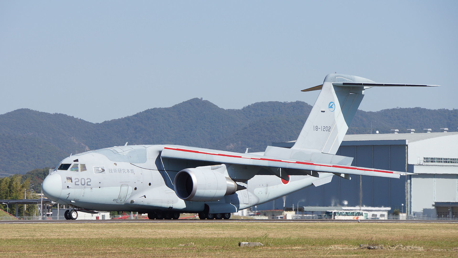 1920px-JASDF_XC-2%2818-1202%29_at_Gifu_Air_Base_October_25%2C_2015_b.JPG
