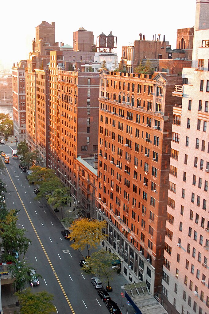 681px-East_57th_St_Apartments.jpg