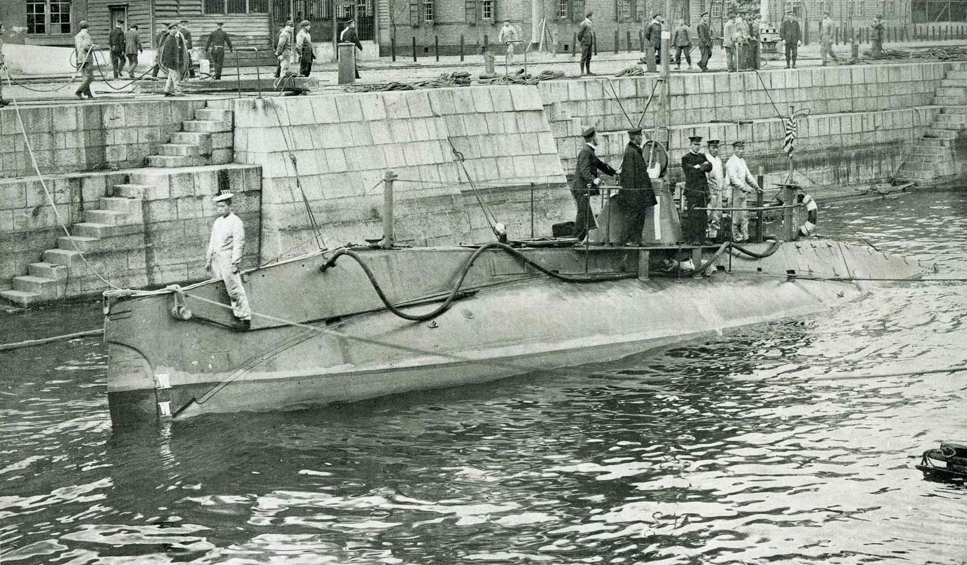 1920px-Holland_1_Class_Submarine_in_the_IJN.jpg