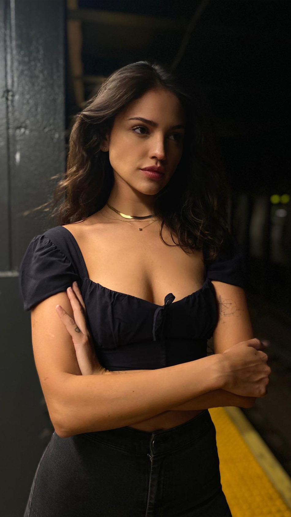 Actress-Eiza-Gonzalez-2020-4K-Ultra-HD-Mobile-Wallpaper-950x1689.jpg